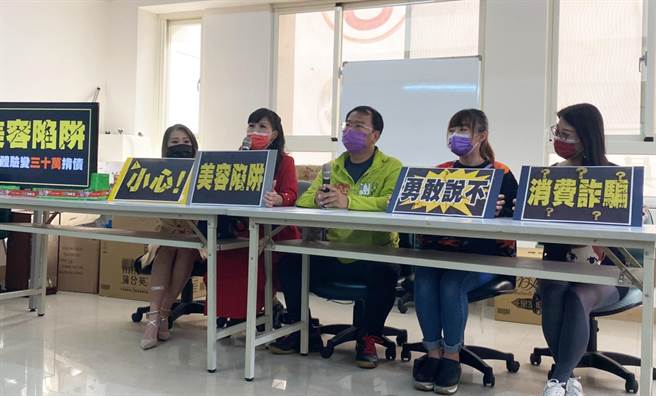 台中市議員謝志忠（中）、豐原好康聯盟版主蘇玥潔（左二）拍攝「微電影」，揭露美容搭訕手法。（王文吉攝）