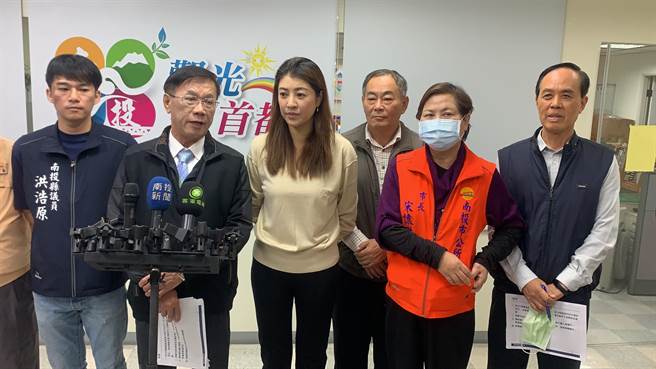 南投县长林明溱（左二），8日宣布南投市绿美桥解封，有事他负责。（廖志晃摄）