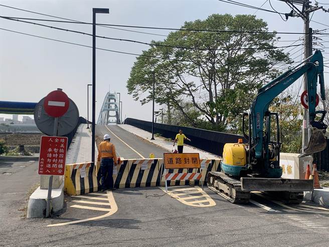 南投市绿美桥封闭52天后，8日下午解封开放通行。（廖志晃摄）