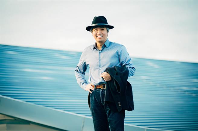 王孟超（见图）在剧场深耕超过30年，是国内资深剧场舞台及灯光设计，曾任云门舞集的制作经理和舞台设计、2009年台北听障奥运会开幕舞台设计总监等，同时是国家文艺奖得主。（台北表演艺术中心提供）