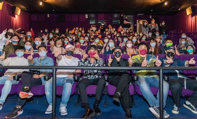 《角头－浪流连》票房开红盘，主创勤跑戏院与影迷互动。（巧克丽娱乐提供）