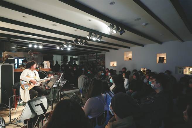 女巫店收藏了台灣獨立音樂的世代風景，也為台灣的獨立音樂場景增添了多元豐富。(圖/林格立提供)