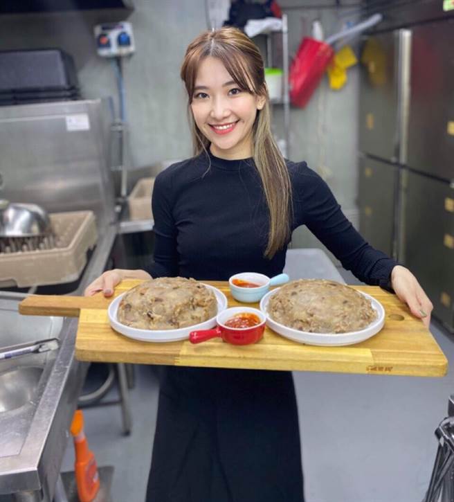 陳予新初次做芋頭糕，被不吃芋頭的來賓讚「這個我可以」。(陳予新提供)