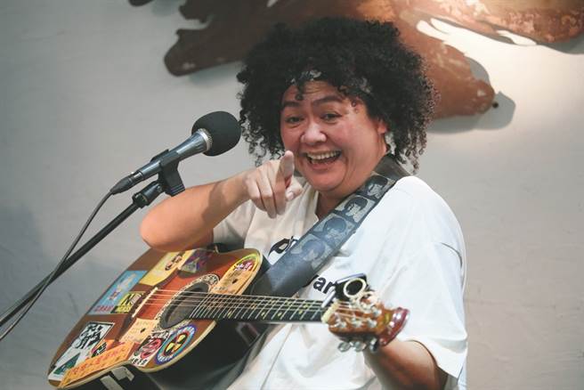 巴奈說在女巫店她可以唱出真實的自己。(圖/林格立提供) 