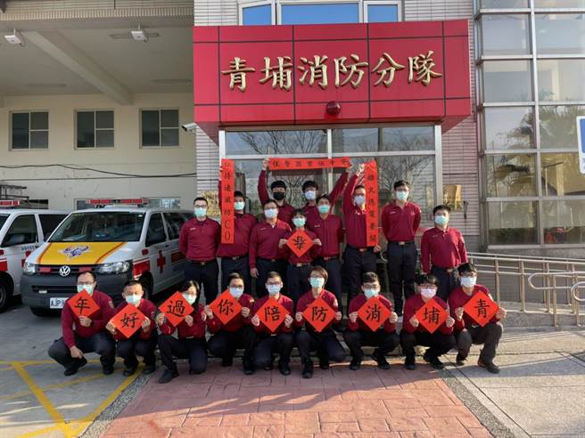 消防員手寫春聯宣導春節防火安全。(消防局提供／呂筱蟬桃園傳真)