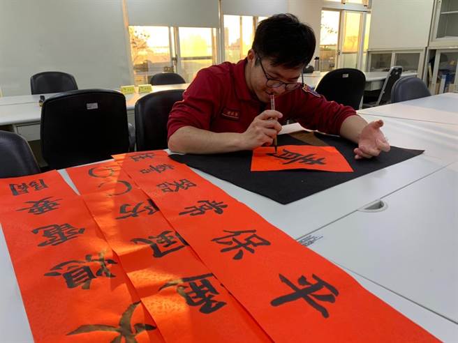 消防員手寫春聯宣導春節防火安全。(消防局提供／呂筱蟬桃園傳真)