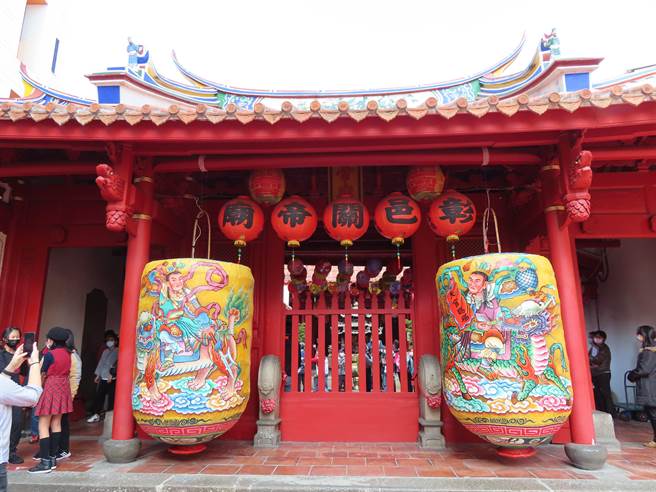 彰化市公所首度彰化300全民彩繪祈福燈籠，吸引2000多人熱烈參與，關帝廟門口懸掛超級大燈籠。（吳敏菁攝）