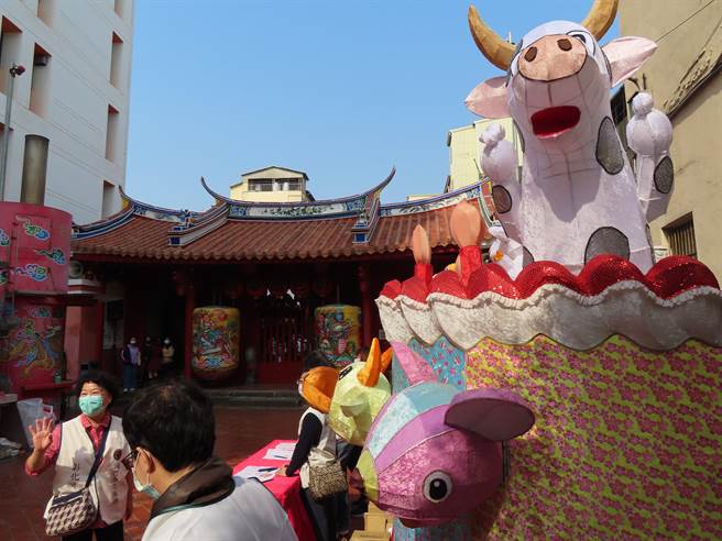彰化市公所首度彰化300全民彩繪祈福燈籠，吸引2000多人熱烈參與，關帝廟廣走牛年花燈。（吳敏菁攝）