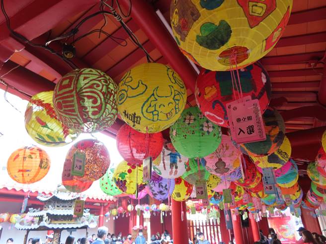 彰化市公所首度彰化300全民彩繪祈福燈籠，吸引2000多人熱烈參與，關帝廟懸掛得獎作品。（吳敏菁攝）