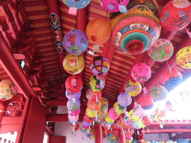 彰化市公所首度彰化300全民彩繪祈福燈籠，吸引2000多人熱烈參與，關帝廟懸掛得獎作品。（吳敏菁攝）