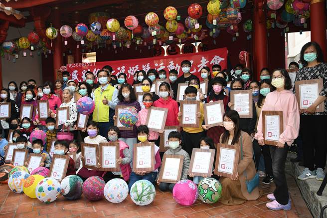 彰化市公所首度彰化300全民彩繪祈福燈籠，吸引2000多人熱烈參與，關帝廟懸掛得獎作品。（吳敏菁攝）