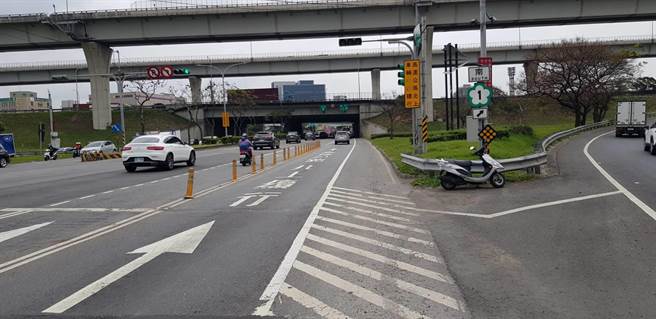 新南路往国道1号南、北双向最外侧车道划设国道匝道入口专用道，并设置防撞导杆，实体区隔进入国道1号匝道车流。（姜霏翻摄）