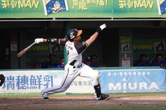 统一狮李承龄在与富邦悍将的自办热身赛敲出双响炮。（毛琬婷摄）