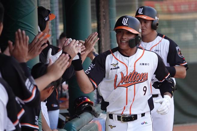 统一狮李承龄（右）开轰后与队友击掌庆贺。（毛琬婷摄）