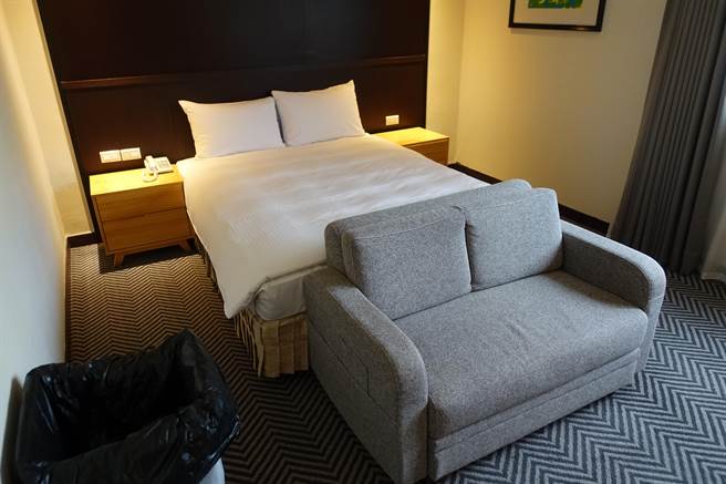 桔子商旅防疫客房舒適、設備一應俱全。（黃采薇攝）