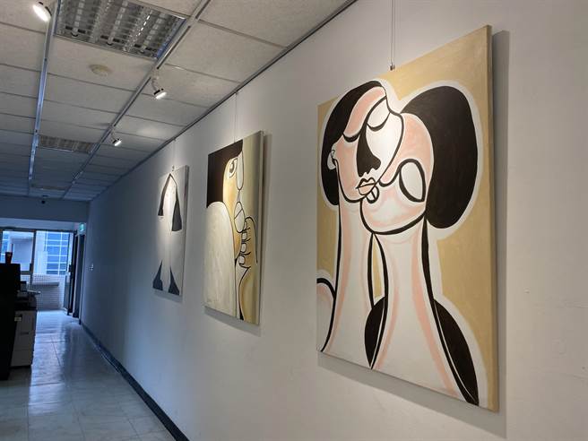 新莊警分局長林温柔擔任警察後多年來在各地認識諸多好友，近日在新莊警分局高掛漂流木畫家楊樹森等藝術家的作品（戴上容攝）