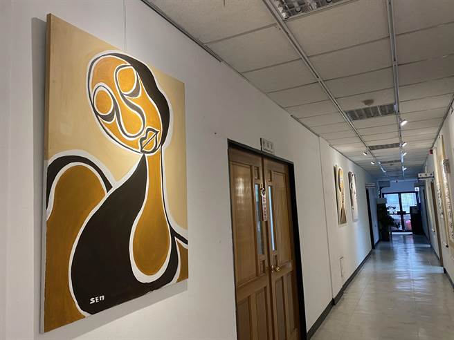 新莊警分局長林温柔擔任警察後多年來在各地認識諸多好友，近日在新莊警分局高掛漂流木畫家楊樹森等藝術家的作品（戴上容攝）