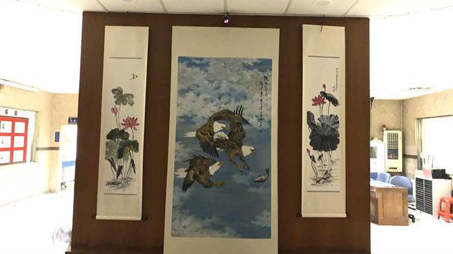 三重警分局日前也舉辦「光興文化藝廊」，則是展出先嗇宮墨堂國畫班老師陳弘年及新莊書畫會理事長劉秀梅等15位師生40餘幅作品。（戴上容攝）