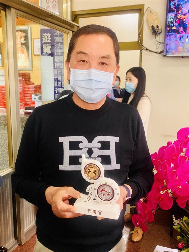 紫南宮主委莊秋安強調，錢母只送不賣。（廖志晃攝）