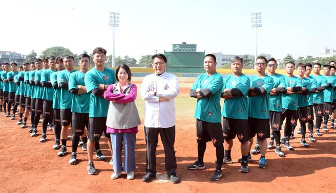 屏東城市棒球隊8日正式開訓，期待在即將到來的春季聯賽打出屬於屏東的拚勁野球。（林和生攝）