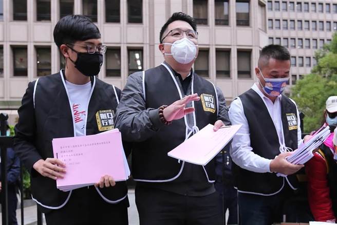 「删Q行动」提案领衔人杨文元（中）8日正式向中选会提案。（黄世麒摄）