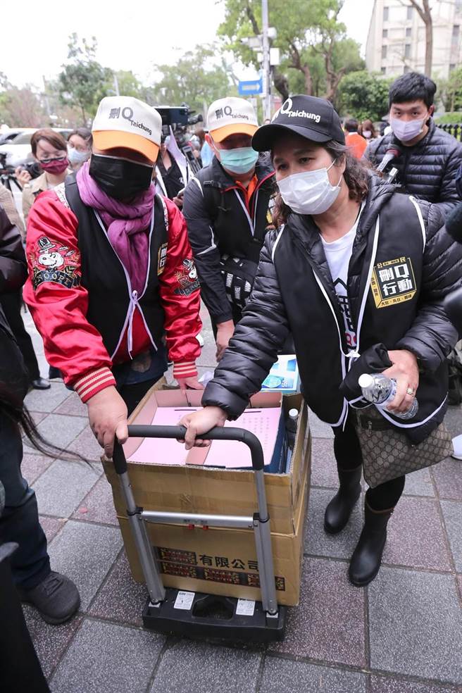 「删Q行动」志工将总数4000多份连署书送进中选会。（黄世麒摄）