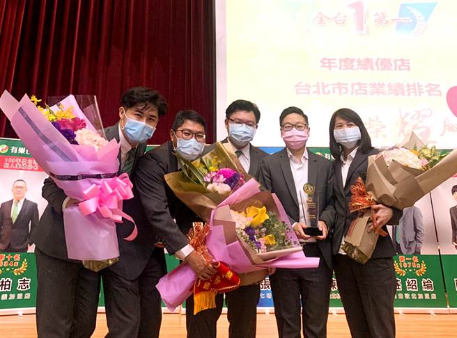 在葉鈴鈴帶人帶心的領導風格下，有巢氏房屋台北松山三民加盟店不僅獲頒「全國經營菁英獎」，店裡夥伴超過4成獲得個人獎。(圖/永慶房產集團提供)