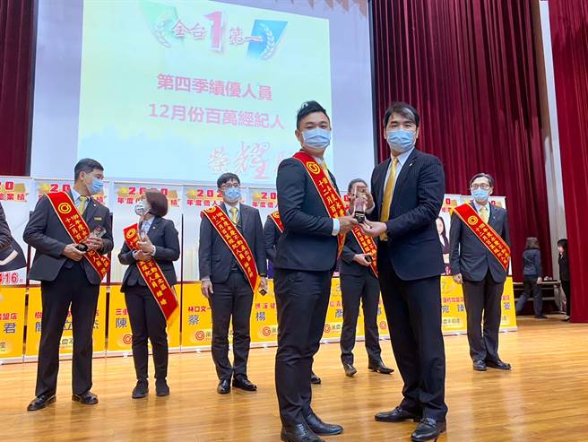 蔡慧芳夫妻檔以身作則，永慶不動產蘆洲捷運站前加盟店每天工作8小時，卻仍以5600萬元業績獲頒「2020年經營績效獎」。(圖/永慶房產集團提供)