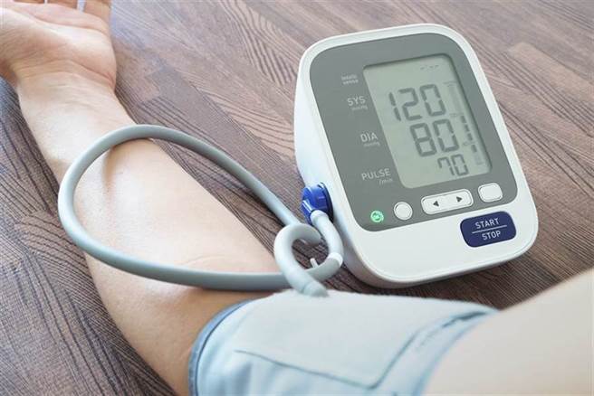量測血壓時會出現兩個數值，例如120／80mmHg，高的數值為收縮壓，低的為舒張壓。(示意圖/達志影像)