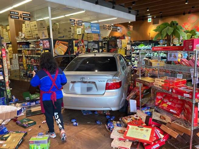 高雄71岁宋姓妇人疑似年迈反应较慢，开车打着前进檔、误踩油门，车头便衝进店内，货物被撞得散落一地，所幸无人伤亡。（翻摄 爆料公社）