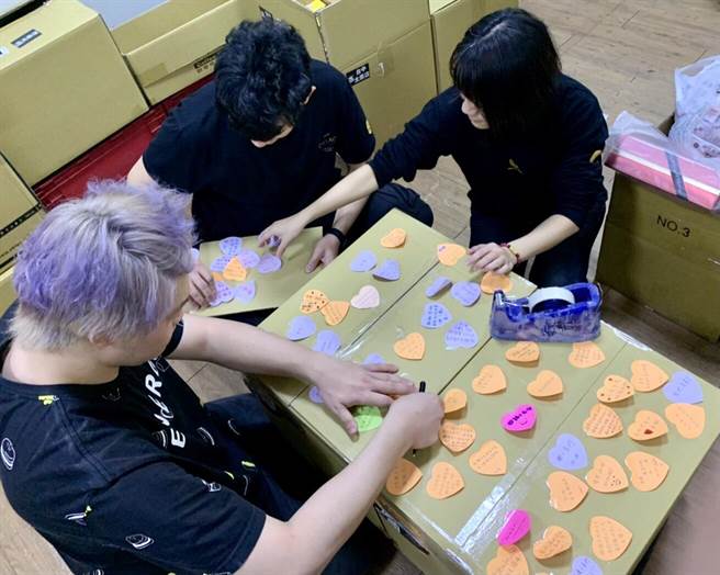 歐客佬精品咖啡員工親筆寫下感謝詞語的愛心便利貼，除送上最好的咖啡，也慰問部桃醫護人員的辛勞。（歐客佬咖啡提供／馮惠宜台中傳真）