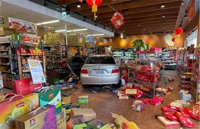 高雄71岁宋姓妇人疑似年迈反应较慢，开车打着前进檔、误踩油门，车头便衝进店内，货物被撞得散落一地，所幸无人伤亡。（高市警三民二分局提供／洪浩轩高雄传真）