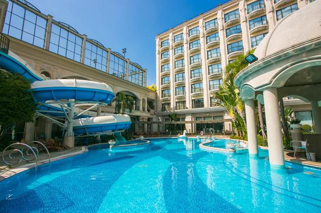 義大皇家酒店擁有千坪以上的休閒設施，包括戶外戲水池、室內水療館、三溫暖、健身房、兒童遊戲室等。（義大皇家酒店提供）