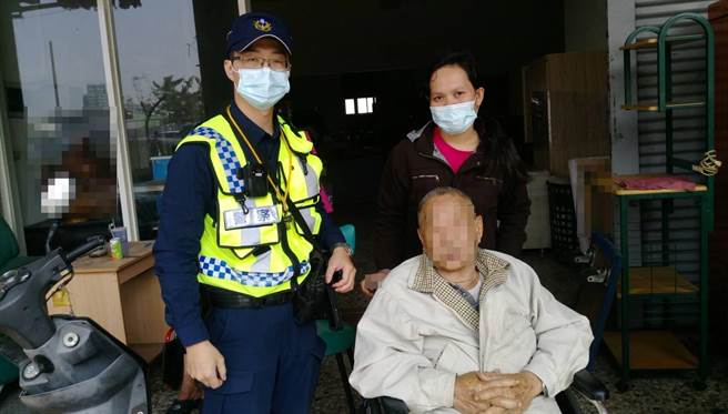 外籍看护和90岁的失智老翁迷路，幸经太平派出所员警协助返家。（台中市太平分局提供／冯惠宜台中传真）