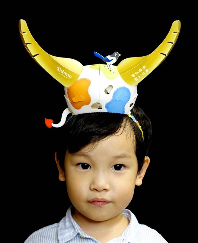 小朋友可以将小提灯变成牛角帽。（观光局提供）