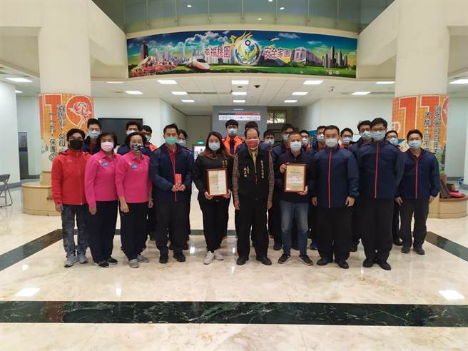 桃园人挺桃园，朱右伯和陈美文捐防疫物资守护消防。(消防提供／蔡依珍桃园传真)