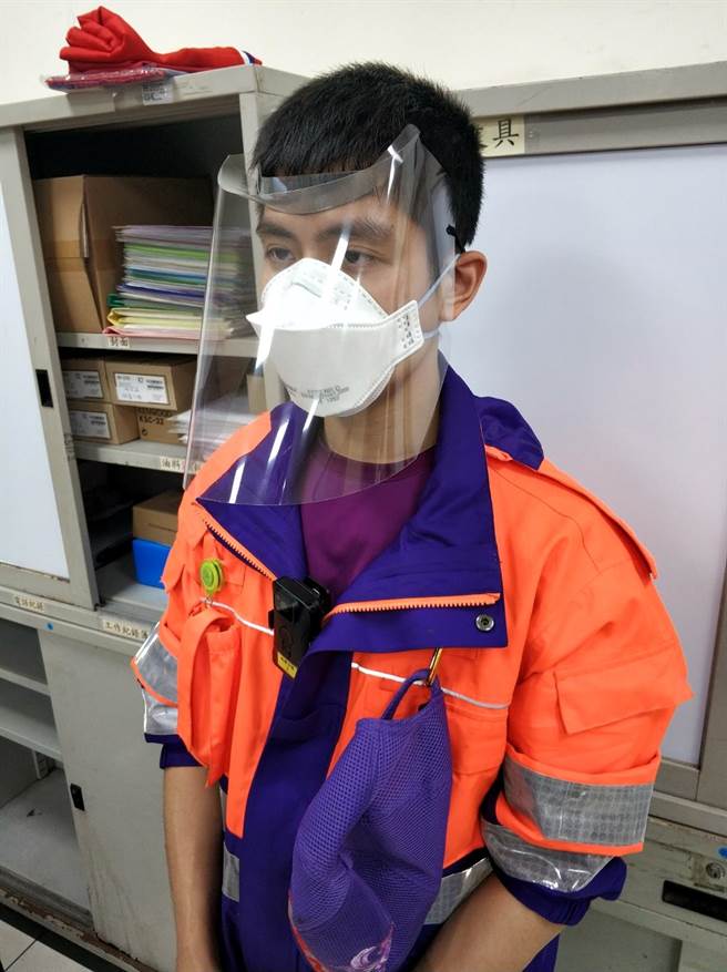 桃园人挺桃园，朱右伯和陈美文捐防疫物资守护消防。(消防提供／蔡依珍桃园传真)