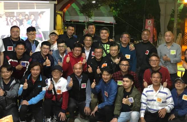 云林县四湖乡长苏国珑（中排左五）鼓励生育以身作则生4儿女，家族3代逾百人。（苏国珑提供／张朝欣云林传真）