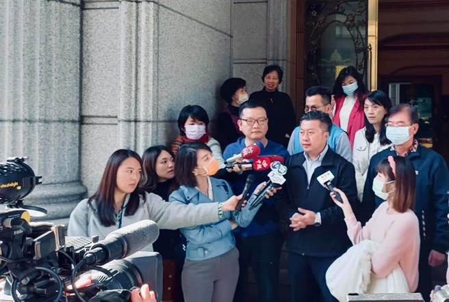 民進黨新北市議員張志豪表示，請給3位立委有改進機會和空間，若懲處無疑是宣判了政治死刑。（摘自張志豪臉書）