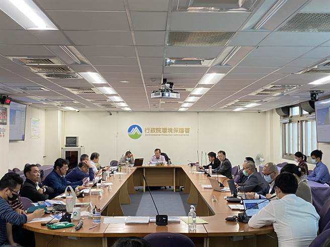 环保署今日第再审「大彰化东南离岸风力发电计画环差案」，由于水下施工噪音恐影响白海豚生态不断卡关，本次开发单位一次祭出3种降噪方法，经环评委员要求补充减噪具体操作规划，本案经6次审查后终于决议通过。（李柏澔摄）