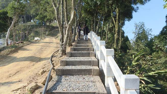 公館鄉公所爭取水土保持局補助400萬元，改善北河村銃庫山周邊步道，以仿木石材強化階梯、欄杆，提升登山安全性。（何冠嫻攝）
