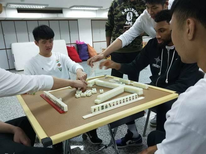 台大医学系高材生球员刘人豪贴身指导艾尔文怎么打麻将。(台银提供)