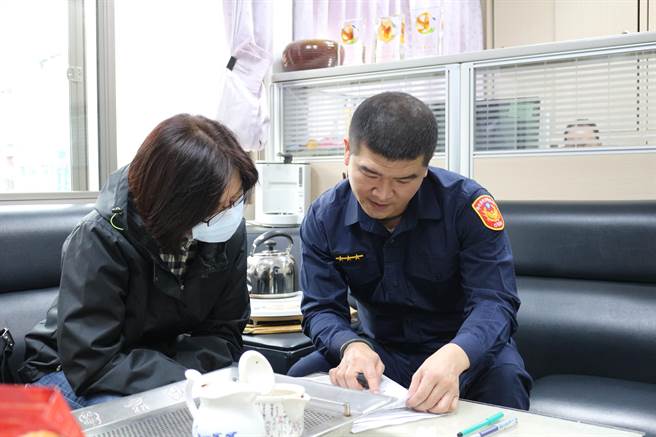 高男的胞姊今（8日）前往板橋警分局辦理撤銷協尋手續，並感謝警方協助，讓弟弟能落葉歸根，也算是農曆年前的另類團圓。（板橋警分局提供）