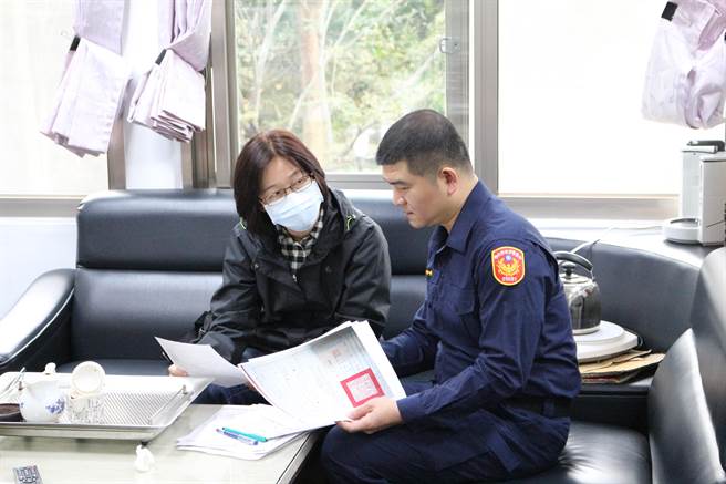 高男的胞姊今（8日）前往板橋警分局辦理撤銷協尋手續，並感謝警方協助，讓弟弟能落葉歸根，也算是農曆年前的另類團圓。（板橋警分局提供）