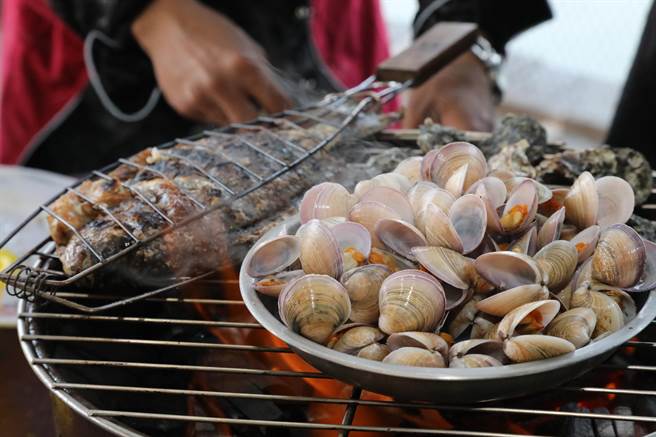 位于东石乡鳌鼓溼地入口处的向禾农场有海鲜烧烤大餐。（吕妍庭摄）