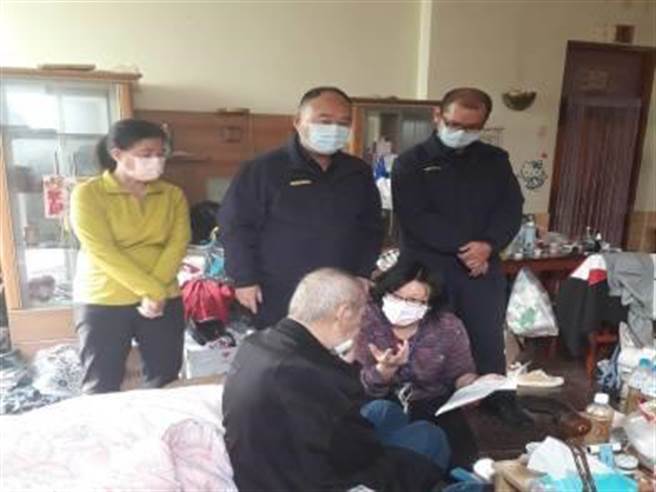 嘉義縣民雄鄉頂崙村有位蕭姓居民罹癌、孤苦無依，民雄分局會同嘉義縣社會局、村幹事等人前往探視。（民雄警分局提供／張毓翎嘉義傳真）
