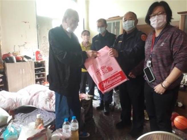 民雄警結合社會局送物資關懷。（民雄警分局提供／張毓翎嘉義傳真）