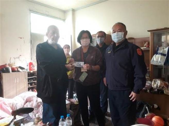 民雄警結合社會局送慰問金關懷。（民雄警分局提供／張毓翎嘉義傳真）