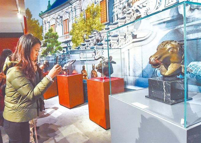 圆明园举办首届文创发布会，以马首为概念的文创品引关注，图为流失百年的圆明园宝物马首铜像(本报系资料照)