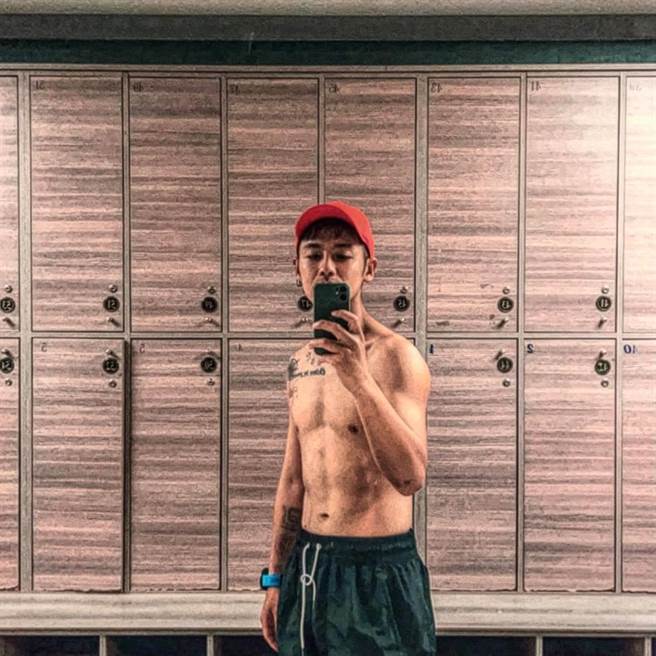 鼓鼓在脸书秀出精实身材。（摘自脸书）